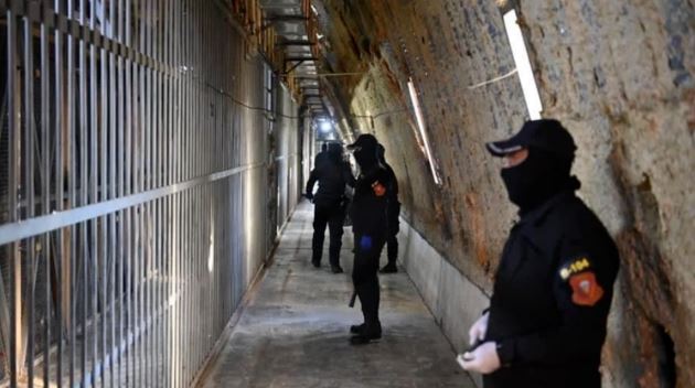 بالصور: جهاز مكافحة الإرهاب العراقي يشرّع بتفتيش السجون!