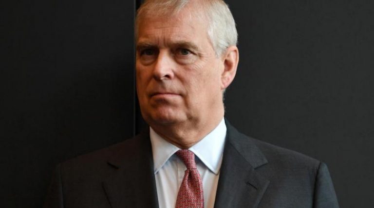 بسبب مزاعم “اعتداء جنسي”.. إبعاد الأمير أندرو عن قصر باكنغهام