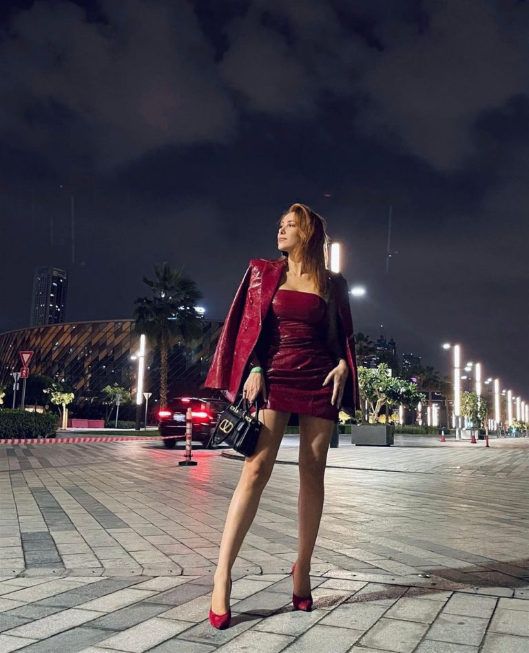 دانييلا رحمة تستقبل 2022 بفستان أحمر !