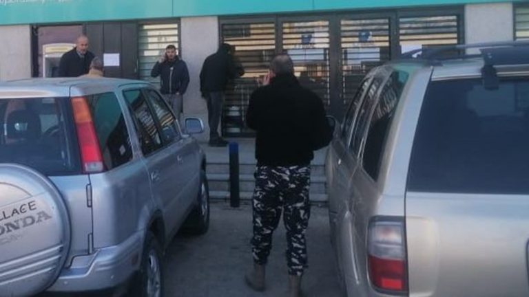 للحصول على أمواله.. احتجز موظفي بنك ورشهم بالبنزين!