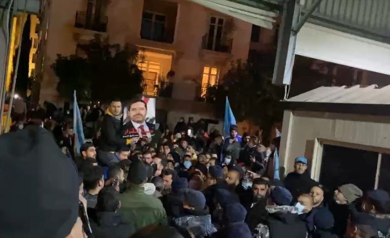 بالفيديو: تجمعات أمام بيت الوسط تأييداً للحريري.. وهتافات