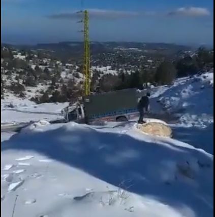 بالفيديو: فقط في لبنان.. شاحنات تتزحلق على الطرقات!