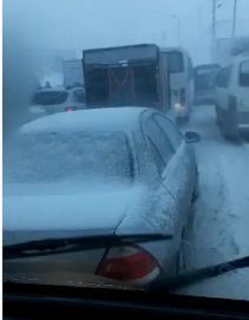 بالفيديو: الثلوج تحتجز عشرات السيارات في ضهر البيدر