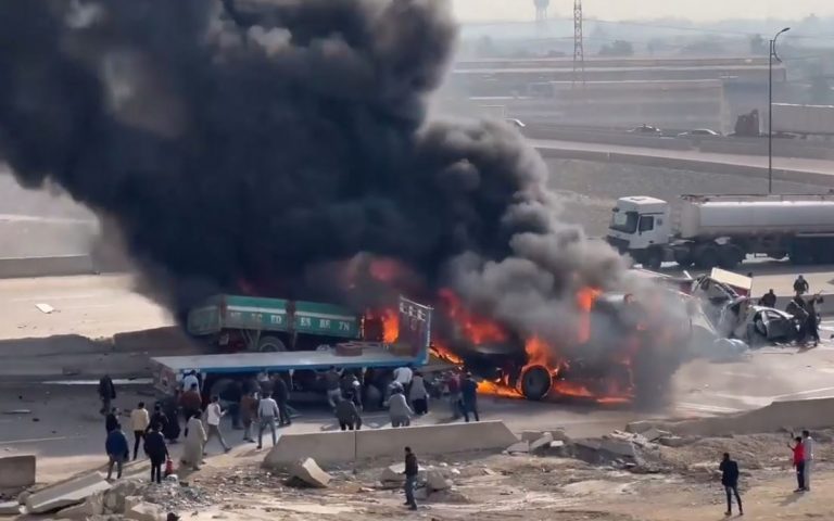 بالفيديو – حريق هائل يلتهم 10 سيارات في مصر