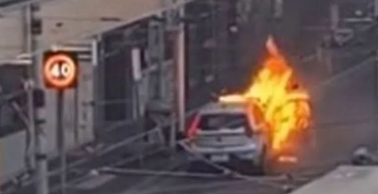 أسترالي يحرق نفسه بسبب كورونا!