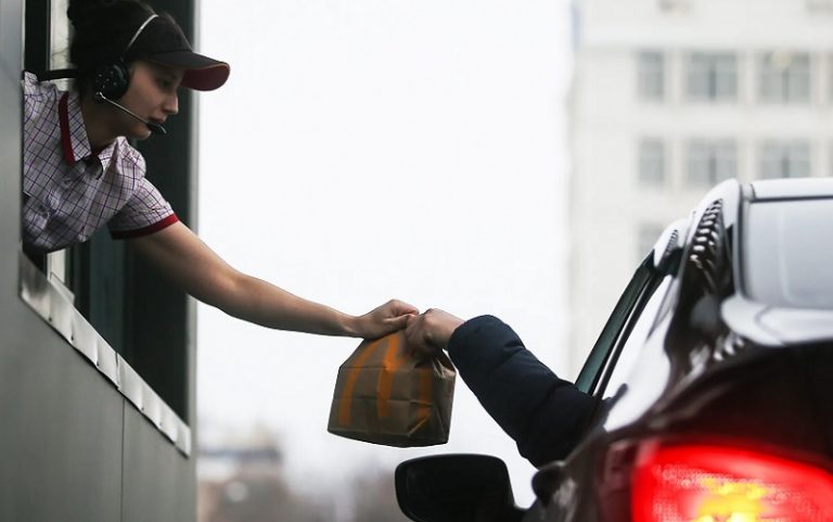 بسبب سعر وجبة بطاطا.. سيدة أطلقت النار على العاملة!