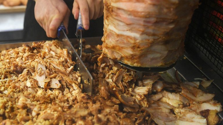 في السعودية.. جرذ على سيخ الشاورما!