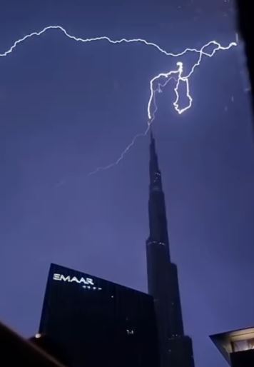 بالفيديو – صاعقة رعدية تضرب قمة برج خليفة!