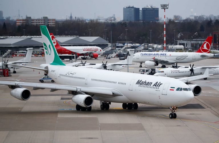 بالفيديو- طائرة إيرانية تهبط في أحد الشوارع!