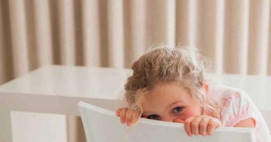 10 طرق لمساعدة طفلك في التغلب على الخجل