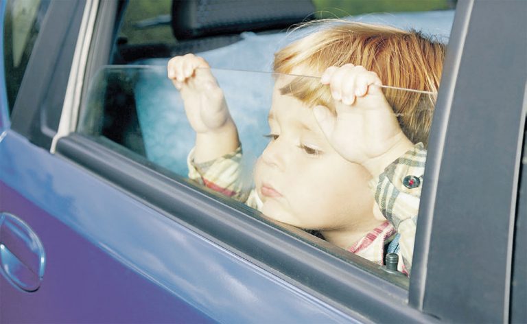 أميركية تحبس طفلها في صندوق السيارة والسبب؟!