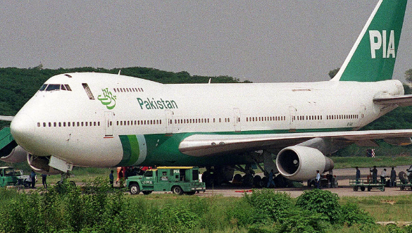 لسبب غريب جداً.. طيار باكستاني يهبط قبل نهاية الرحلة!