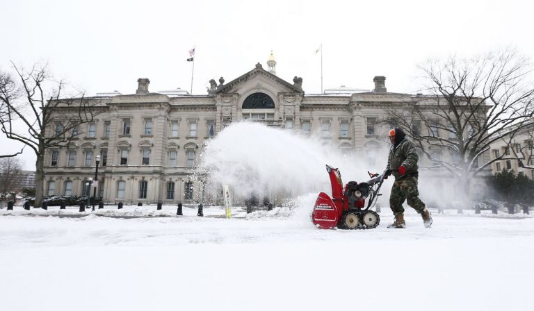 عاصفة ثلجية تشل العاصمة الأميركية ومحيطها