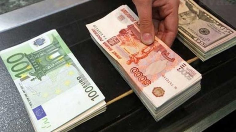 سعر العملة الروسية ينخفض لما دون العتبة الرمزية!
