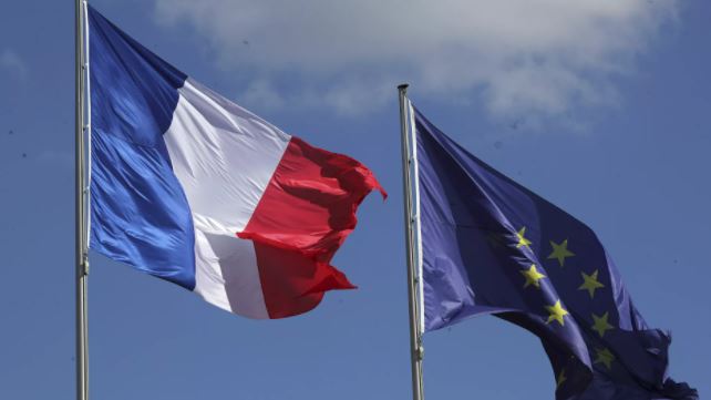 فرنسا تزيل علم الاتحاد الأوروبي عن أحد أشهر معالمها!