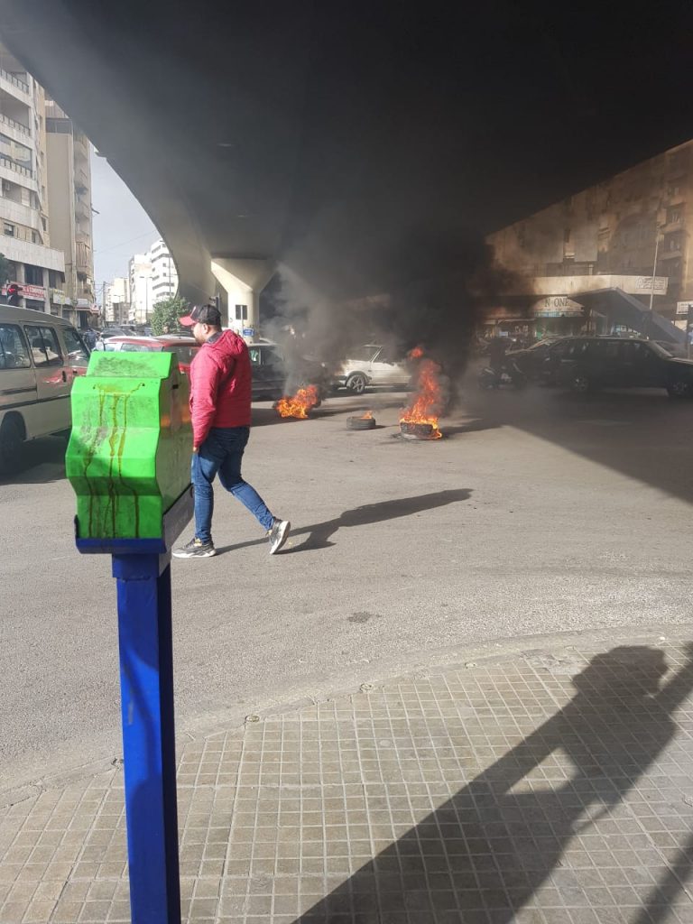 بالفيديو: قطع طريق المشرفية بالإطارات المشتعلة