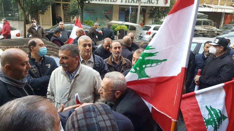 متعاقدو قوى الامن يعتصمون أمام مستشفى المنلا