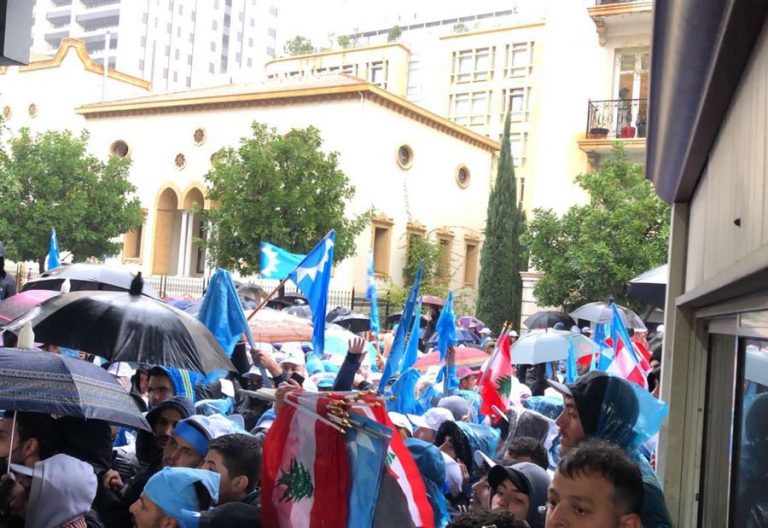 تجمعات داعمة للحريري في محيط بيت الوسط