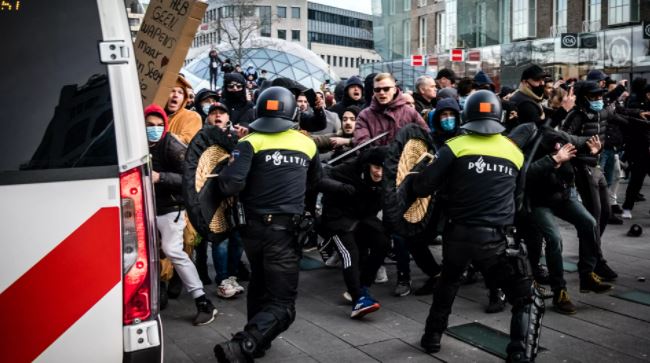 آلاف المحتجين على إجراءات لمواجهة كورونا في هولندا