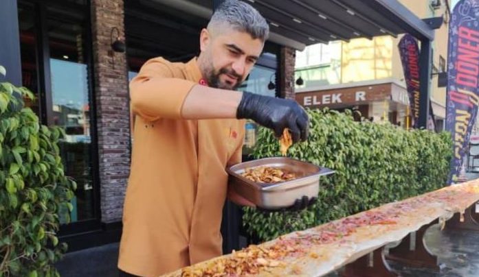 بالفيديو: “ساندويش شاورما” قد يدخل موسوعة غينس!