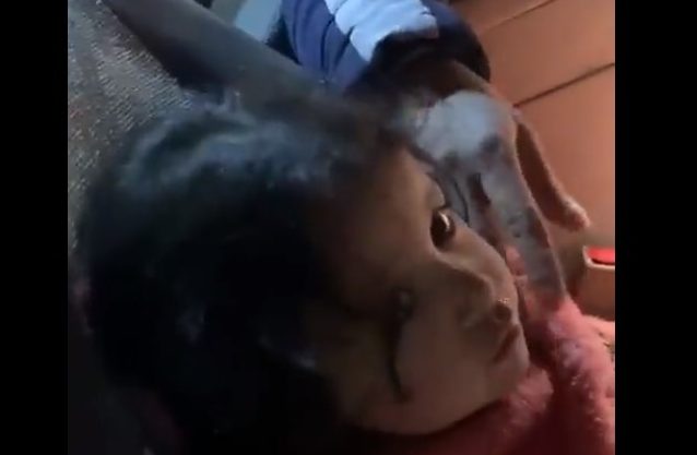 بالفيديو: لحظة العثور على الطفلة السعودية “مفقودة حي النظيم”