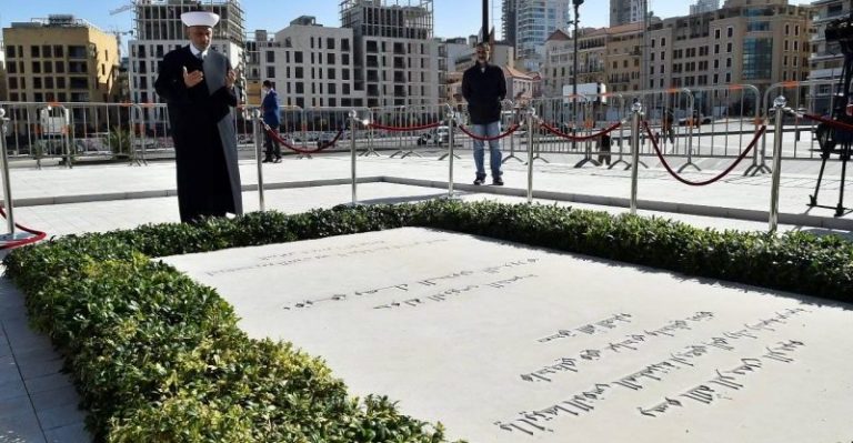 إضاءة النصب التذكاري للرئيس رفيق الحريري عشية ذكرى إستشهاده