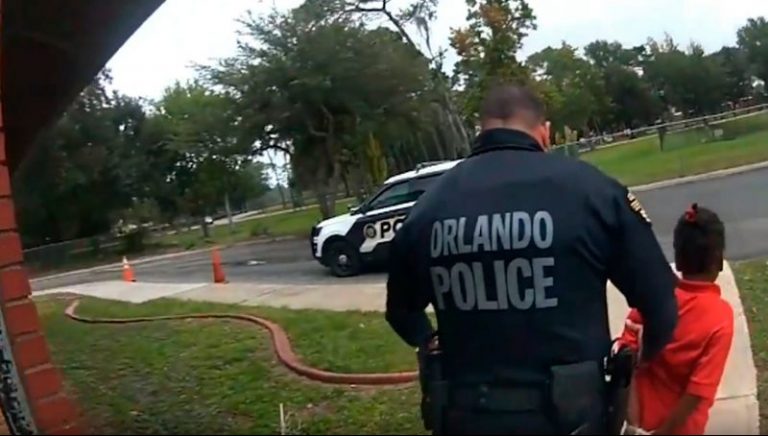 بالفيديو: شرطي أميركي يكبّل طفلة!