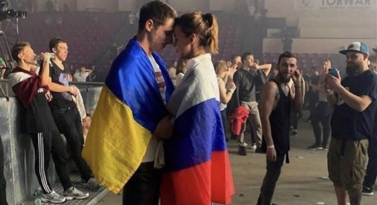 أوكرانيا: حب وفتيات وأطفال وخوف ووداع.. عسكر ودمار ودماء!