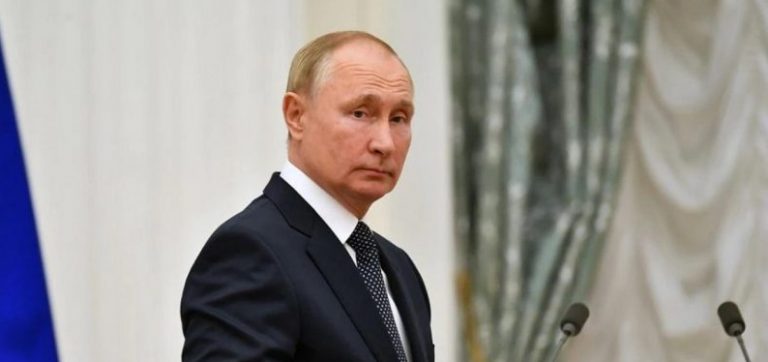 بالفيديو: بوتين يطلق رصاصة ببندقية قنص مع الجنود