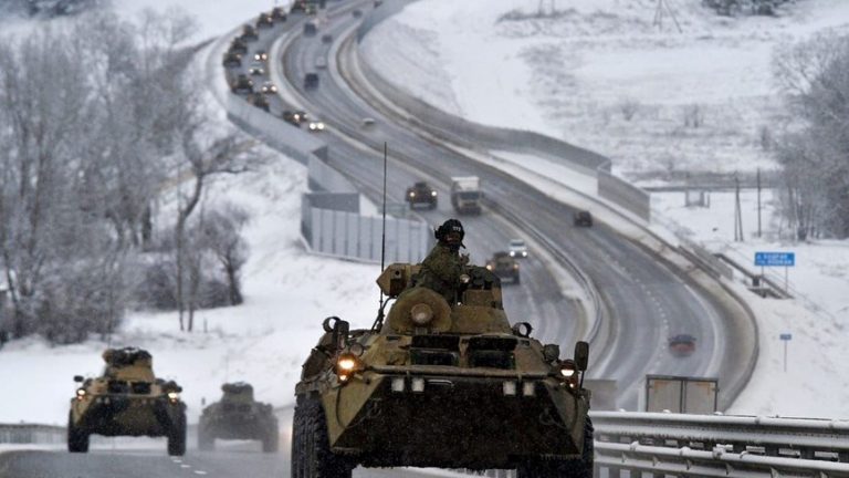 روسيا تتحرك إلى مواقع هجومية قرب حدود أوكرانيا