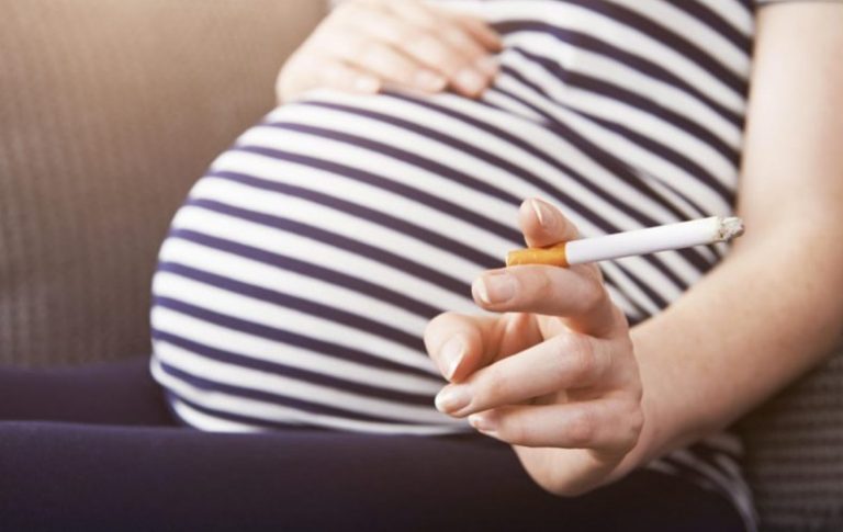التدخين يؤثر على نمو الجنين حتى بعد الإقلاع عنه!