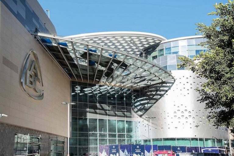 بعد طلب طرد سيدة محجبة.. مجمع ABC إلى القضاء!