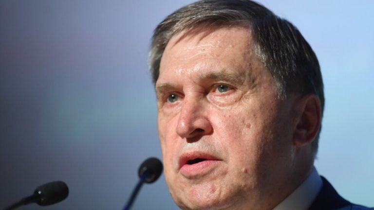 أوشاكوف يكشف عن اتصال هاتفي بين بوتين وجونسون