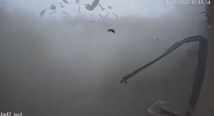 بالفيديو: لحظة سقوط صاروخ على مستودعات البحرية الأوكرانية في ميناء أوديسا