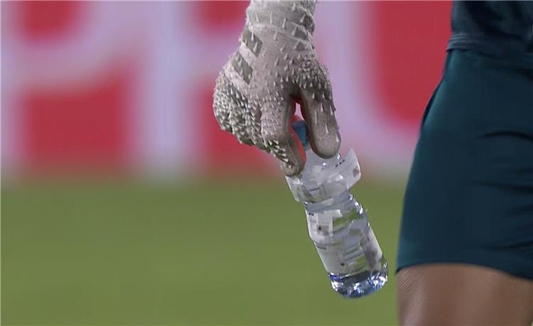 بالفيديو: هذا ما تحمله قارورة الماء لحارس مصر