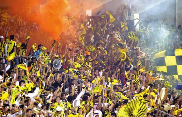 بالفيديو: اشتباكات بين جماهير الاتحاد والأهلي عقب “دربي” جدة