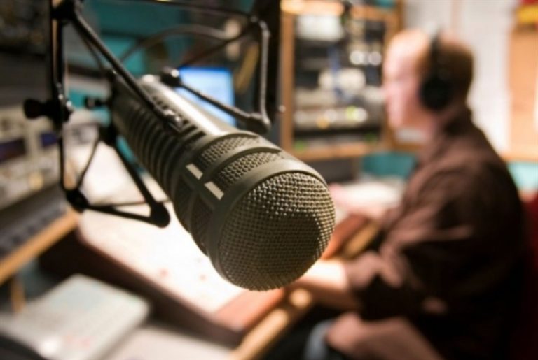 اليوم العالمي للإذاعة: هل انتهى زمنها؟