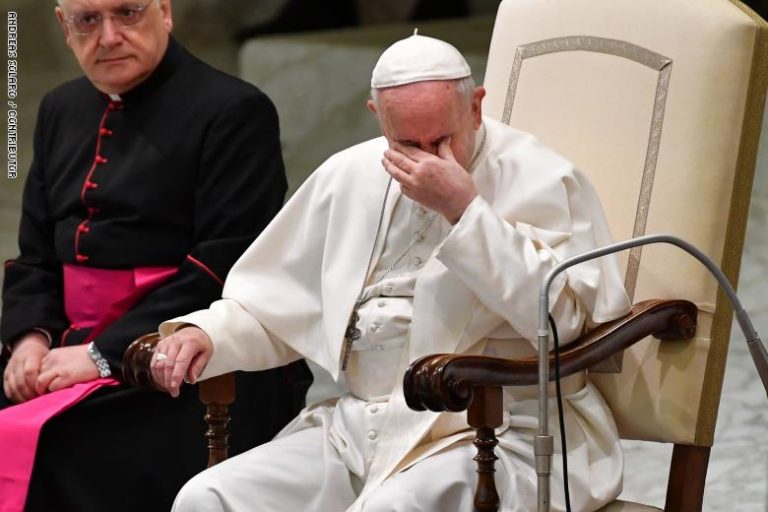 البابا فرنسيس يصلي من أجل السلام في أوكرانيا