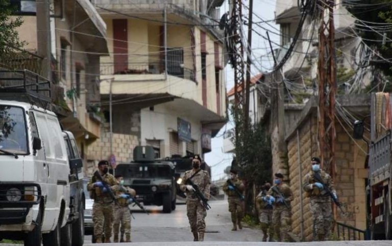 دهم منازل وتوقيف مطلوبين في منطقة الشراونة