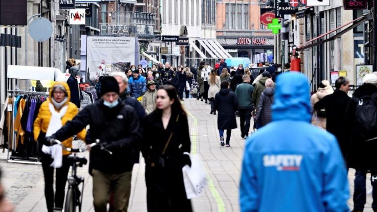 الدنمارك تبحث في إنهاء برنامج التطعيم ضد كورونا