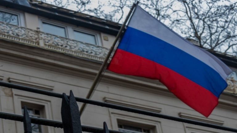 بريطانيا تستدعي السفير الروسي على خلفية أزمة أوكرانيا