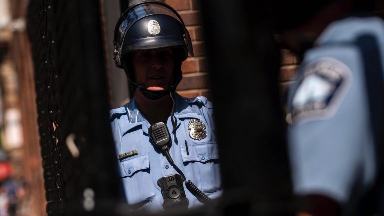 شرطة العدو “تنحرف”!