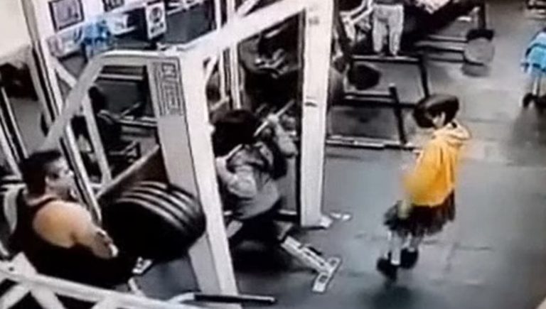 بالفيديو: موت فتاة بعد رفعها الأثقال في صالة ألعاب رياضية!