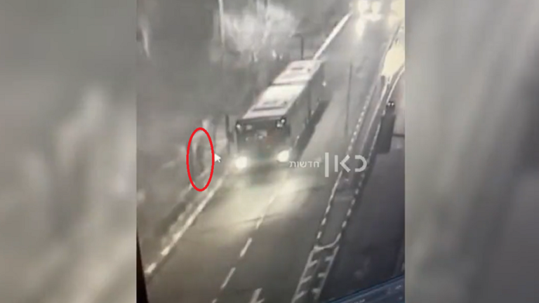 بالفيديو – اللحظات الأولى لإطلاق النار على حافلة ركاب في القدس