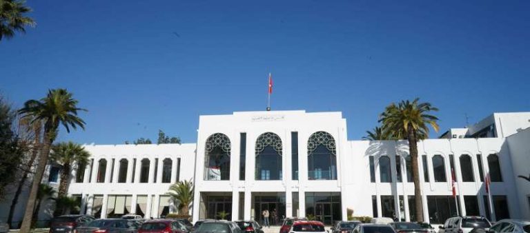 الشرطة التونسية تمنع الموظفين من دخول المجلس الأعلى للقضاء