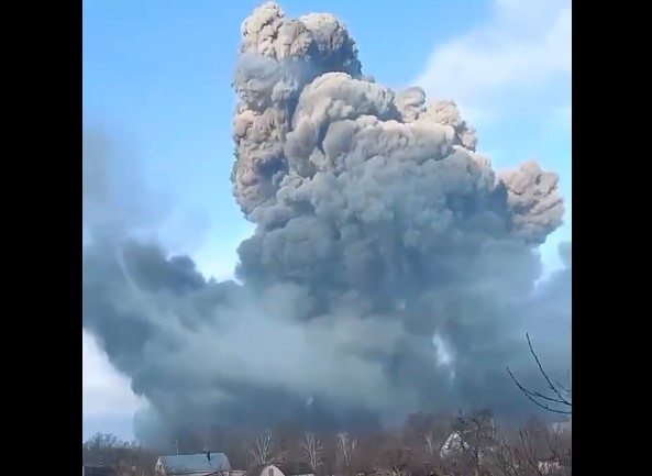 بالفيديو: انفجار مستودعات القوات المسلحة الأوكرانية