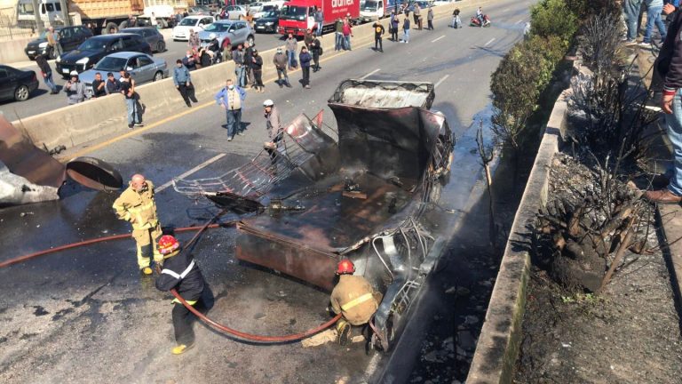 بالصور: اثار انفجار صهريج زوق مكايل على الشارع