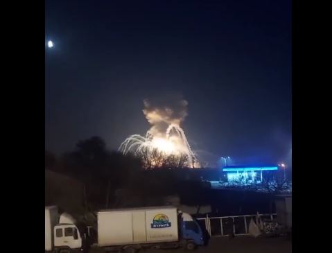 بالفيديو: ضرب مستودع ذخيرة في شرق أوكرانيا