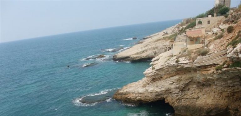 تعرض باخرة مازوت لحادث بحريّ قرب عمشيت