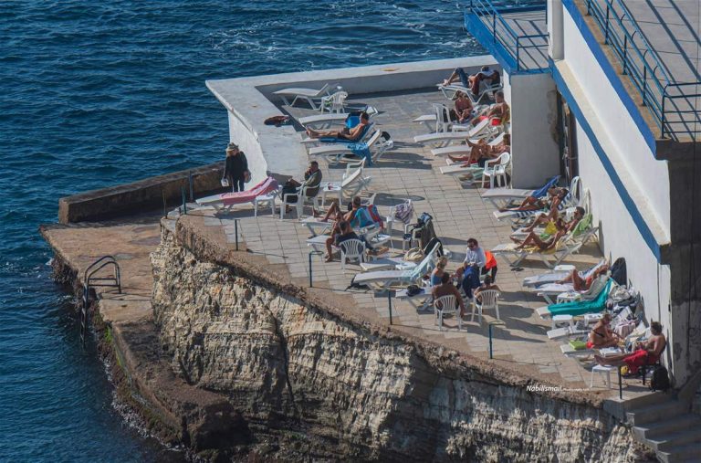 بالصور: “برونزاج” في عزّ شباط.. والورق والتنس على “الكورنيش”!